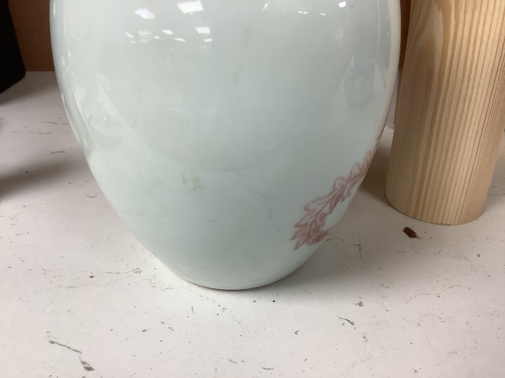 A Chinese underglaze copper red vase and a Chinese blue and white ‘dragon’ box and cover, tallest 15cm